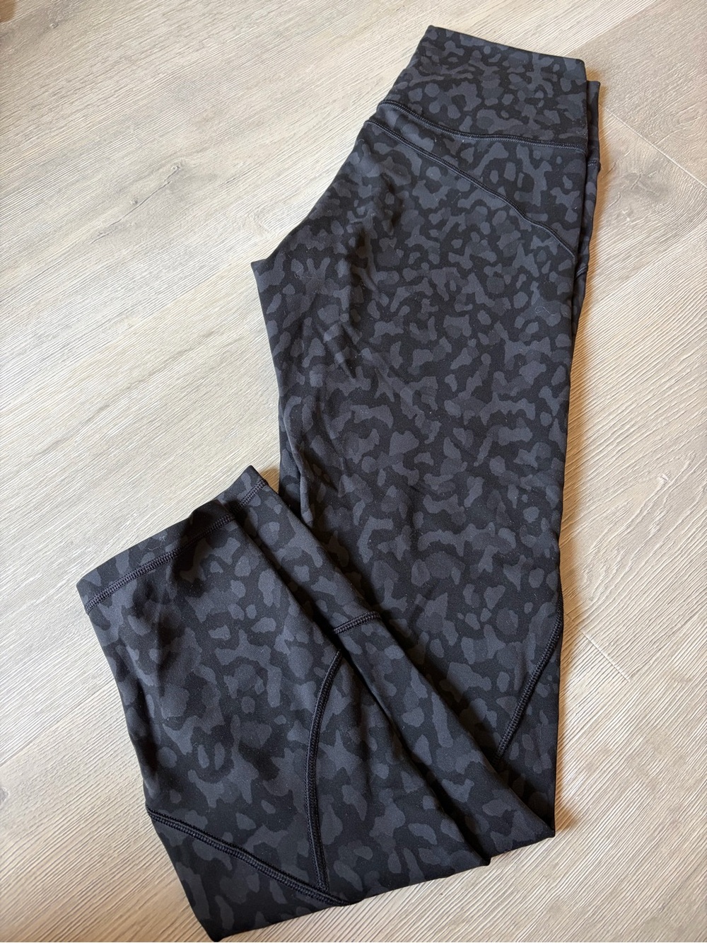 lululemon In Movement Tight 25" *Everlux
ColourFormation Camo Deep Coal Multi